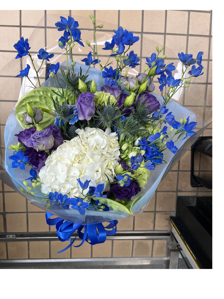 青のお花のブーケ。