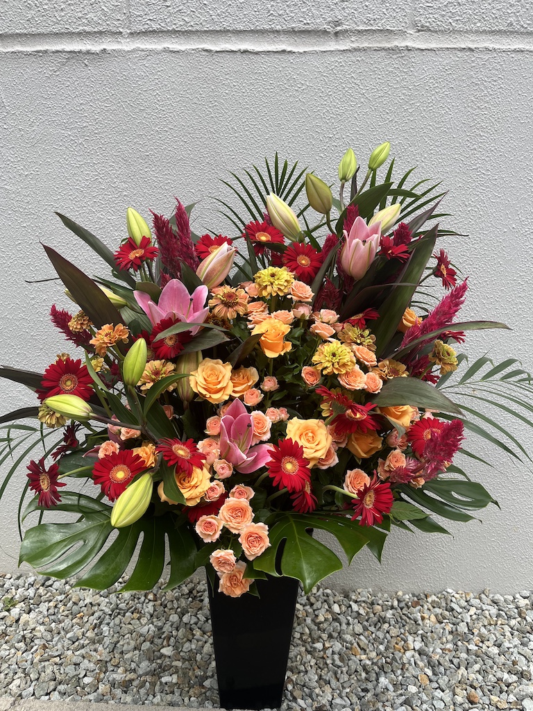 salud 20周年祝いアレンジメント(赤・黄・ピンクの花)