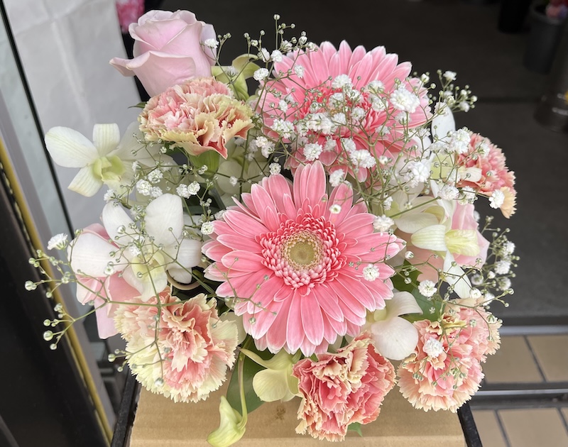 アレンジメント。ピンク系かすみ草を入れてみました。