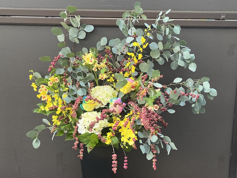 シンフォリの床置きアレンジメント作例2。