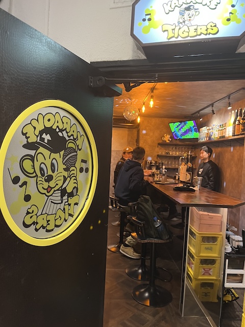 カラオケタイガース入口