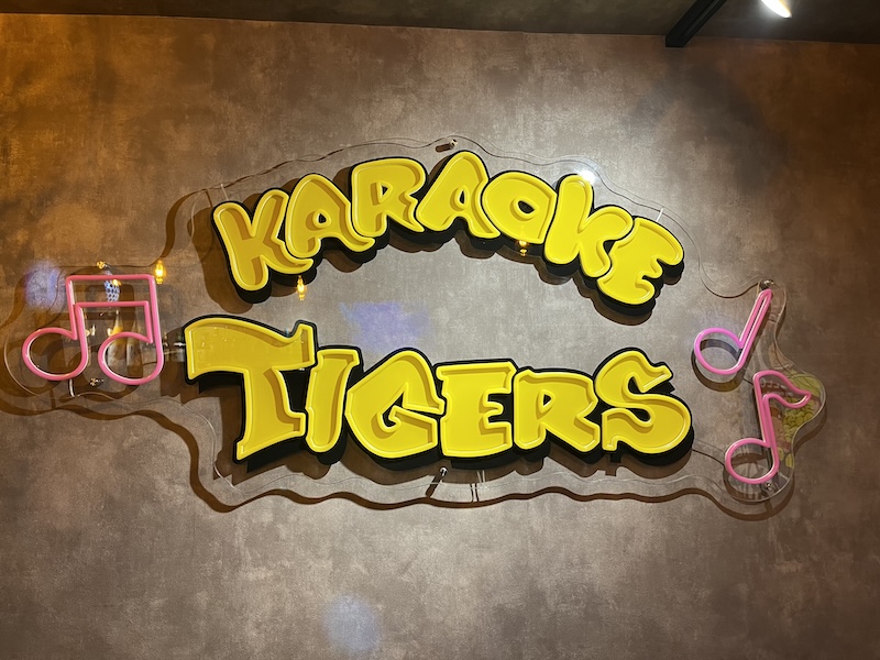「KARAOKE TIGERS」ネオンサイン。