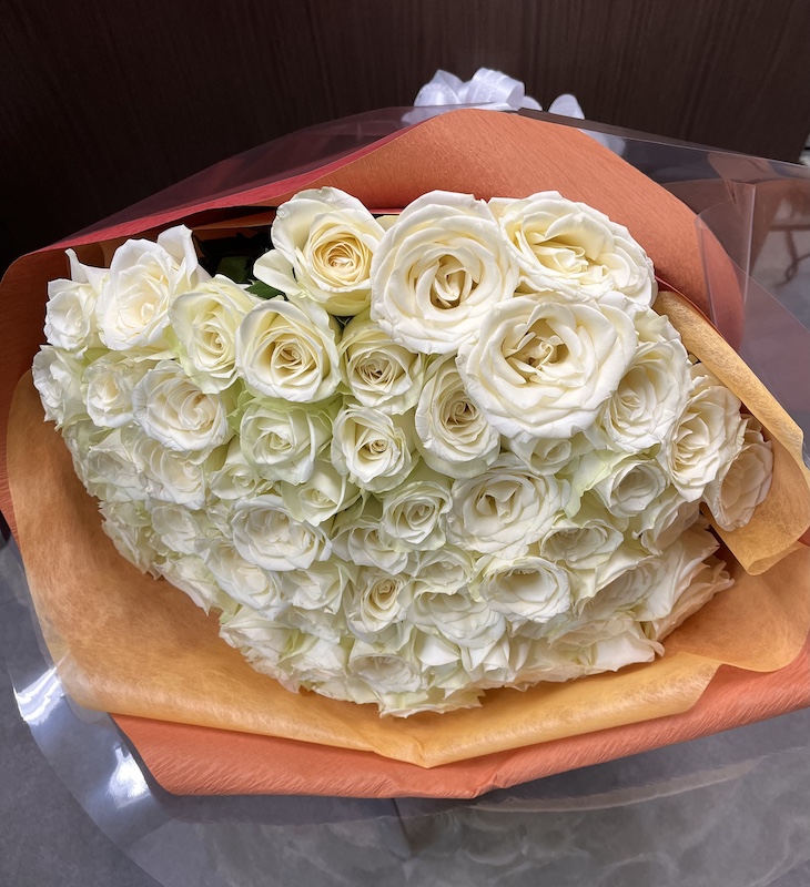 アバランチェ(白バラ)70本の花束。