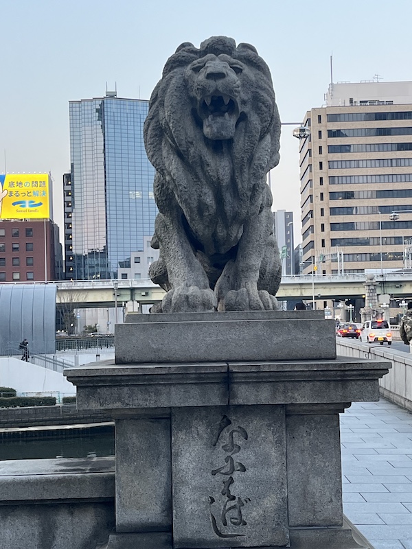 難波橋のライオンさん。ライオン橋とも呼ばれています。