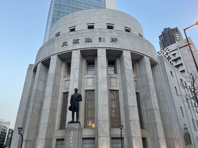 取引所と五代友厚氏像。