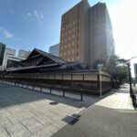 朝の幼稚園。寺子屋にし見えない。