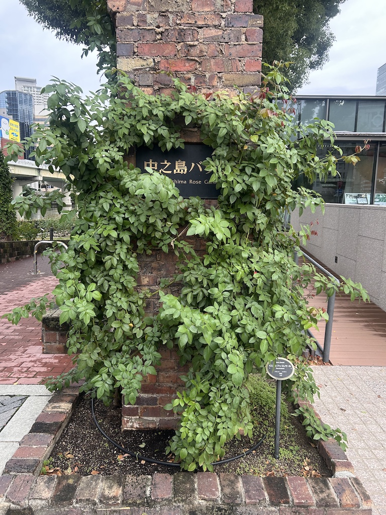 バラ園銘板。